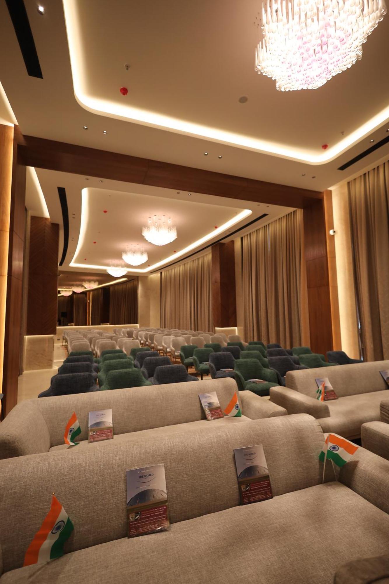 Hotel The World Surat Exterior foto