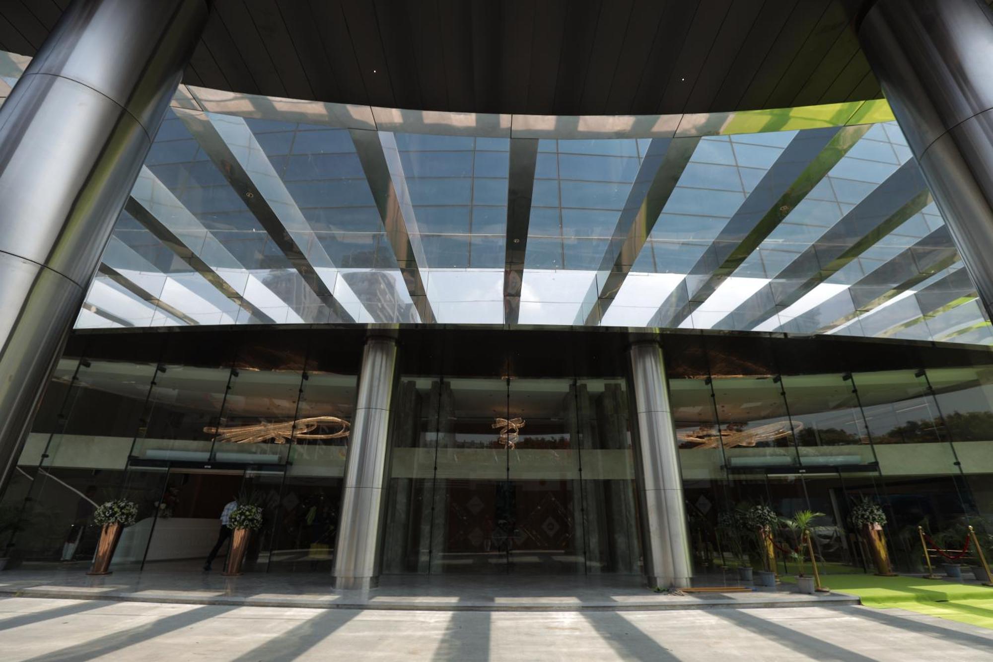 Hotel The World Surat Exterior foto