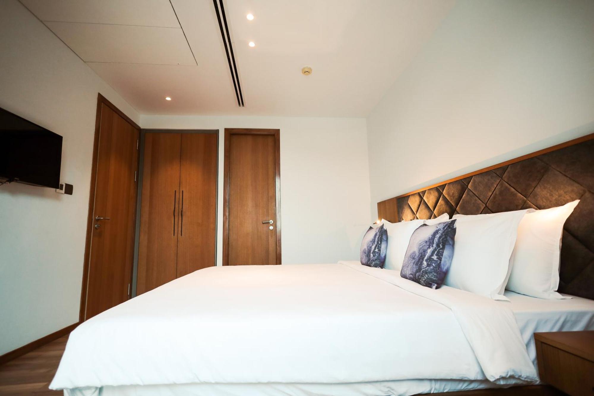 Hotel The World Surat Exterior foto